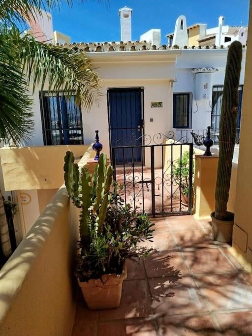 Villa Casita Junto Al Mar En El Puerto De Cabopino Marbella Exterior foto